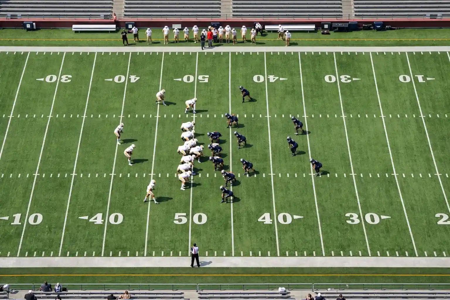 Vista aérea de un campo de fútbol americano con formación de equipos