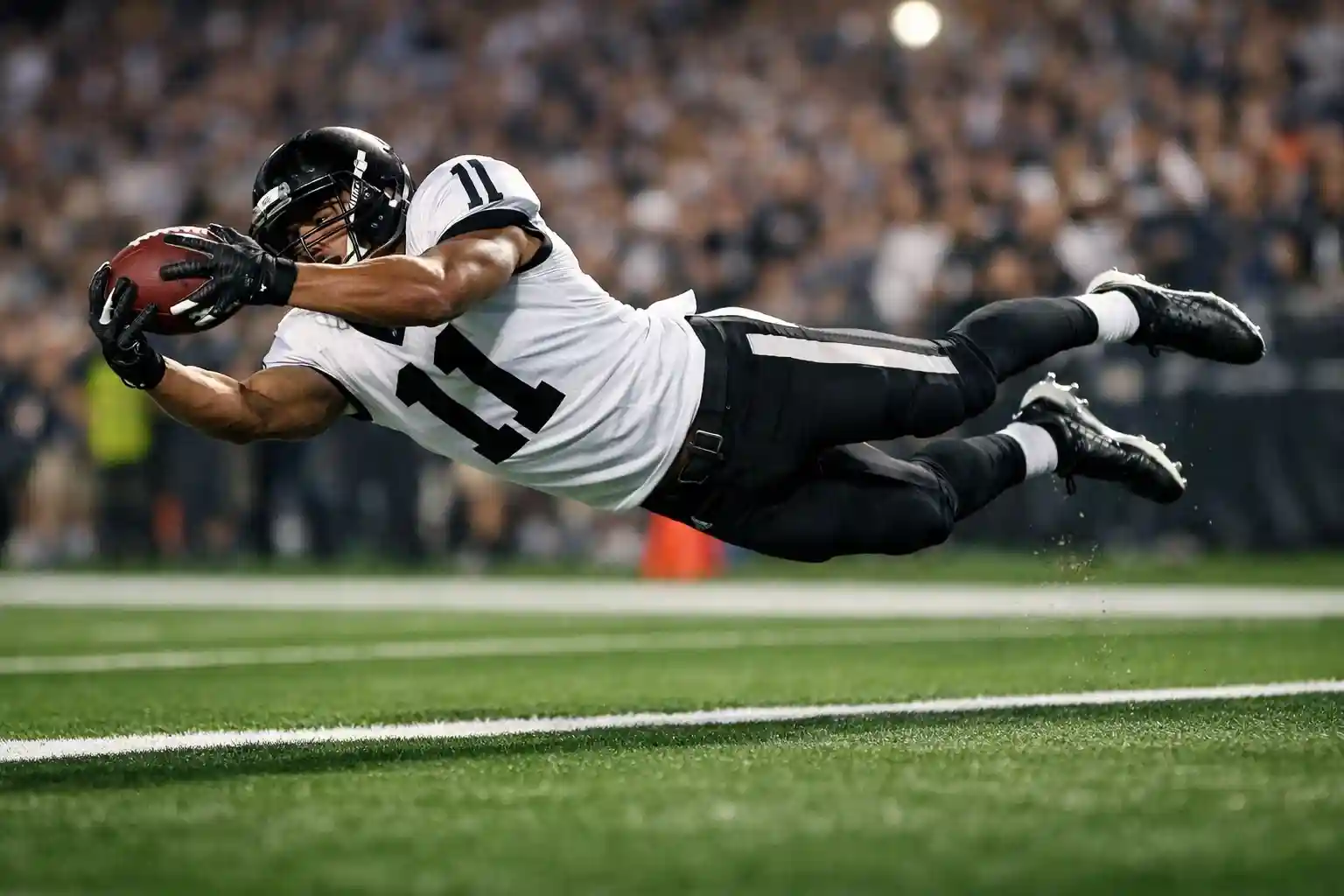 Jugador de NFL atrapando el balón en la zona de anotación